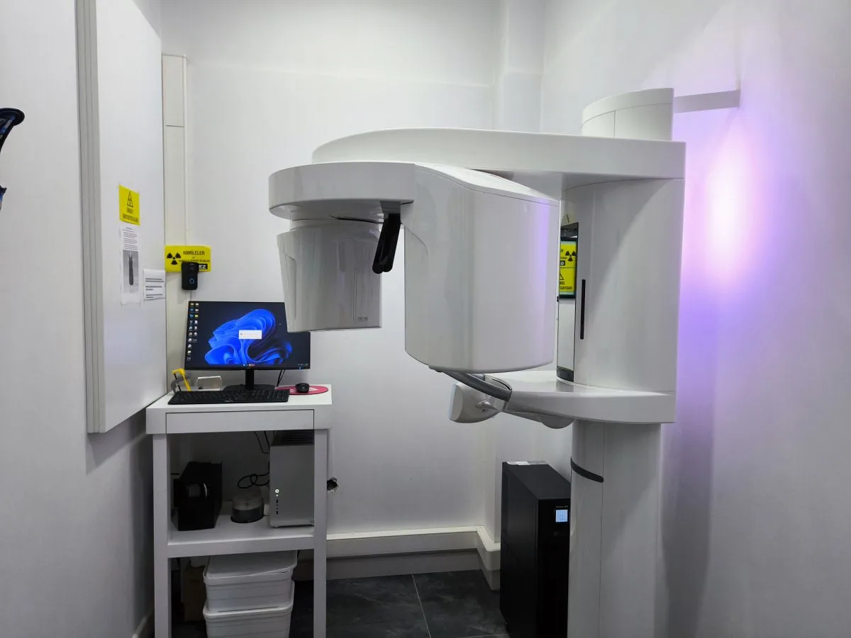 Sakarya Adapazarı'ndaki kliniğimizde, implant ve gömülü diş operasyonlarının milimetrik hassasiyetle planlanmasını sağlayan ileri teknoloji 3D Dental Tomografi görüntüleme cihazımız.
