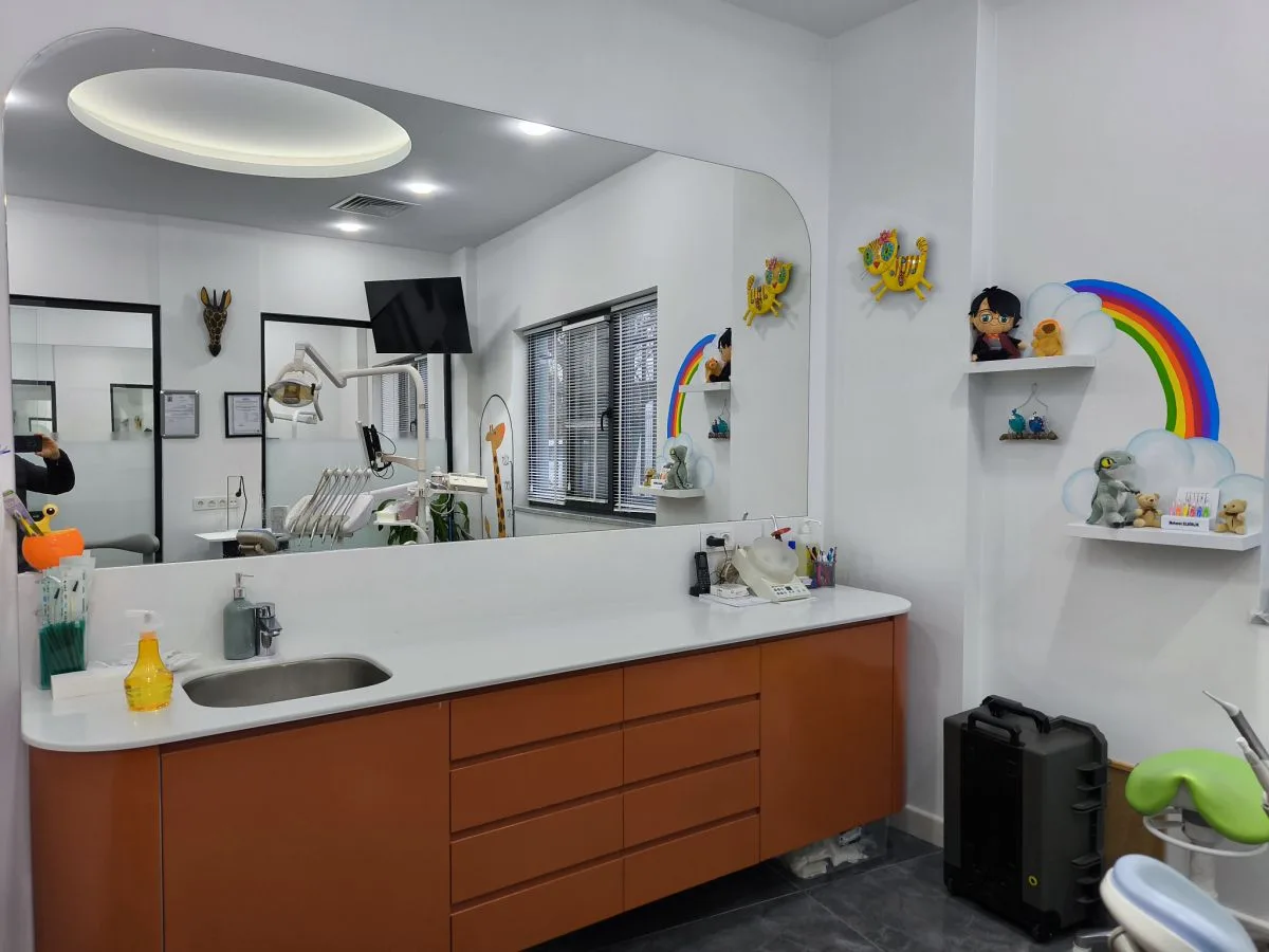 Sakarya Adapazarı merkezdeki kliniğimizde, minik hastalarımızın ilgisini çekecek şekilde dekore edilmiş, çizgi film ve oyuncaklarla desteklenen çocuk diş tedavi odası.