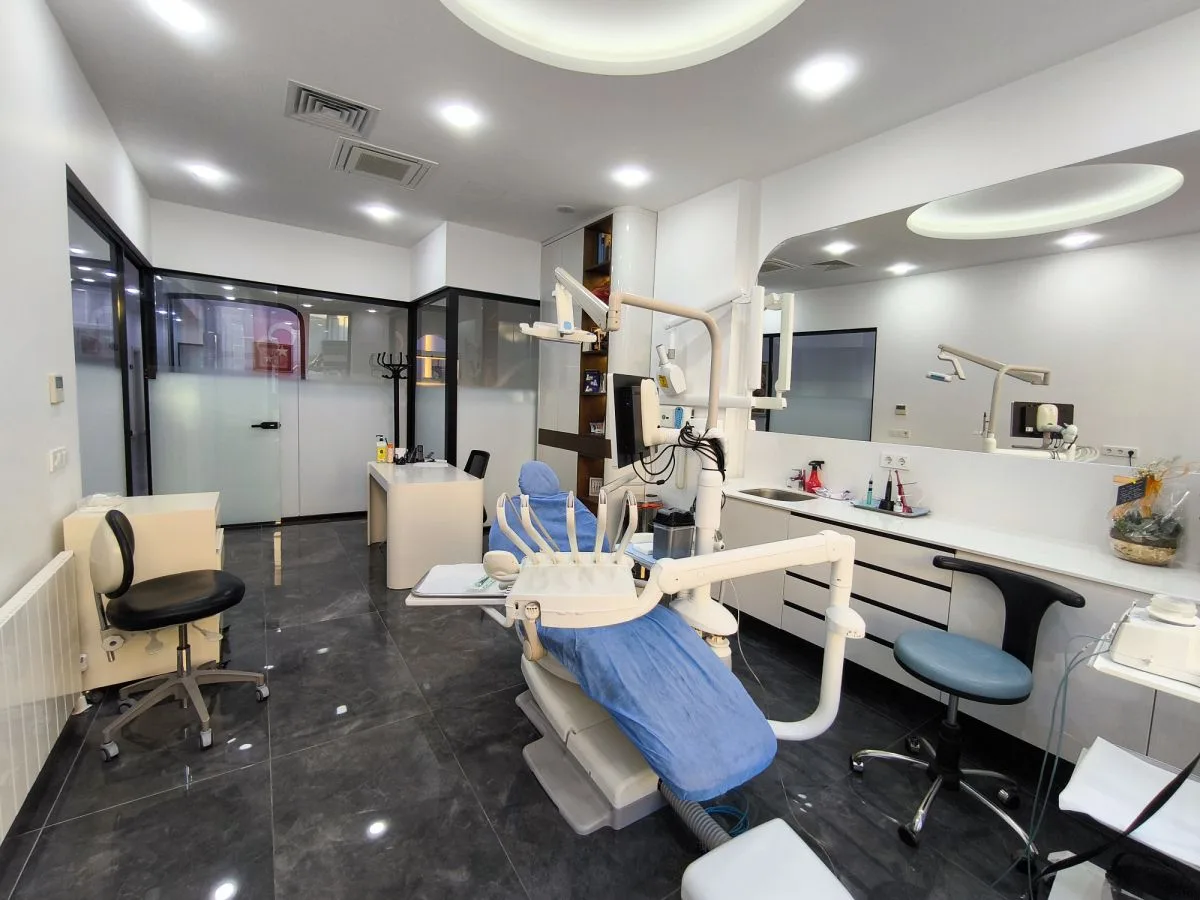 Sakarya Adapazarı merkezdeki kliniğimizde, implant tedavisi ve gömülü diş operasyonlarının (çene cerrahisi) tam steril koşullarda ve ileri teknolojik donanımla gerçekleştirildiği cerrahi müdahale odası.