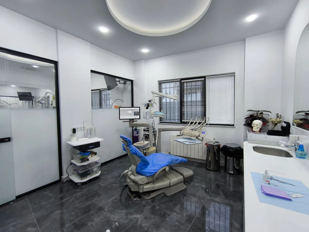Sakarya Adapazarı merkezdeki kliniğimizde, Hollywood Smile (Gülüş Tasarımı), Zirkonyum kaplama ve Porselen Lamine gibi estetik diş hekimliği uygulamalarının hassasiyetle yapıldığı özel tedavi odası.