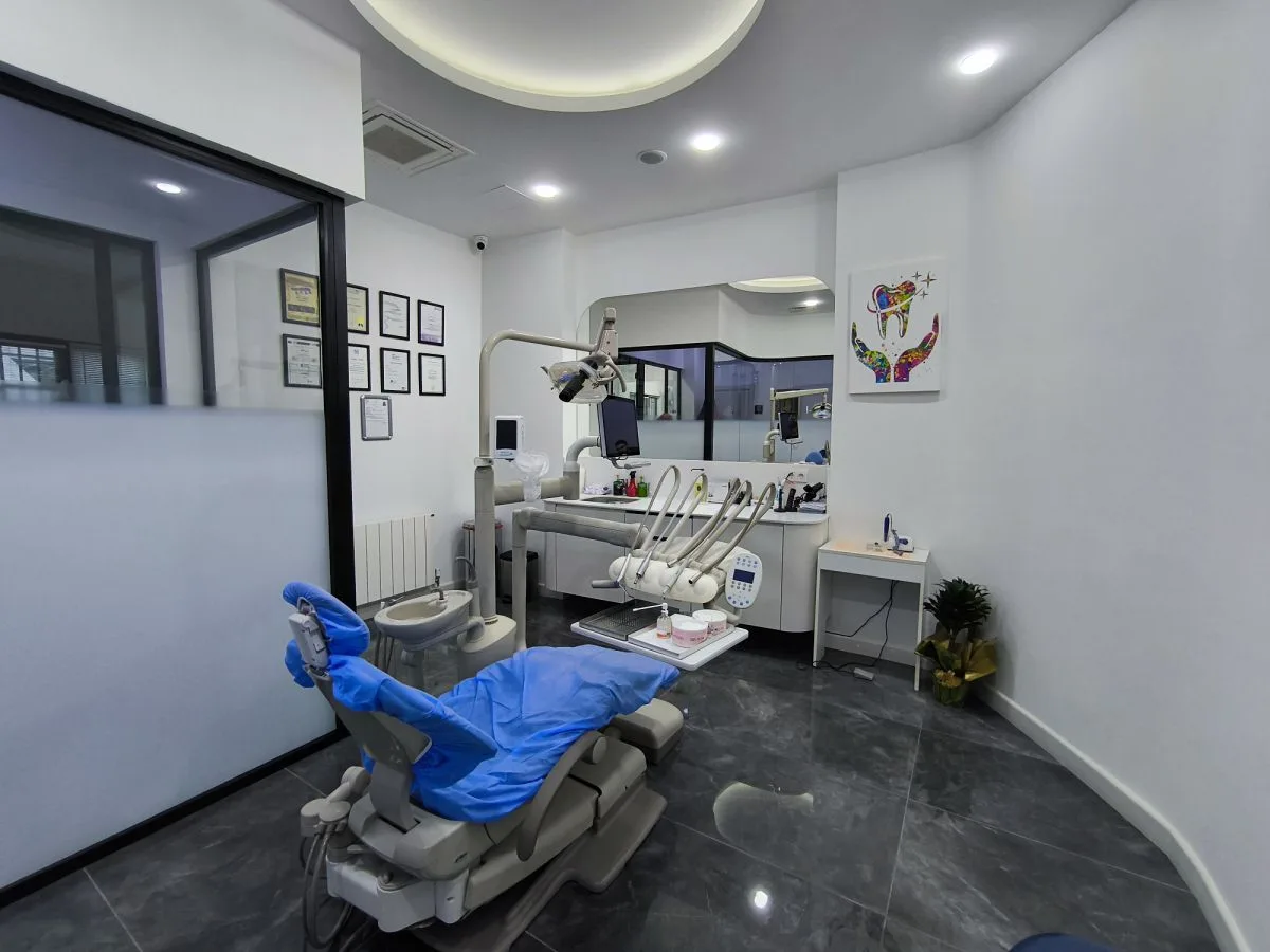 Sakarya Adapazarı merkezdeki kliniğimizde, modern anestezi teknikleri kullanılarak hastalarımızın konforu bozulmadan gerçekleştirilen ağrısız diş çekimi ve estetik (kompozit) dolgu tedavileri.