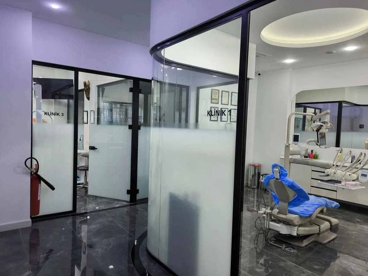 Sakarya Adapazarı merkezdeki polikliniğimizin, farklı uzmanlık alanları (İmplant, Ortodonti, Pedodonti) için özel olarak ayrılmış, modern ve hijyenik tedavi odalarının genel görünümü.