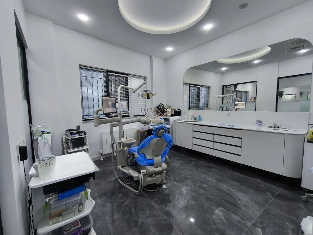 Sakarya Adapazarı merkezdeki kliniğimizde, derin çürük veya enfeksiyon kaynaklı şiddetli diş ağrılarında, dişin çekilmesi yerine kurtarılmasını ve ağızda kalmasını sağlayan modern kanal tedavisi (Endodonti) uygulamaları.