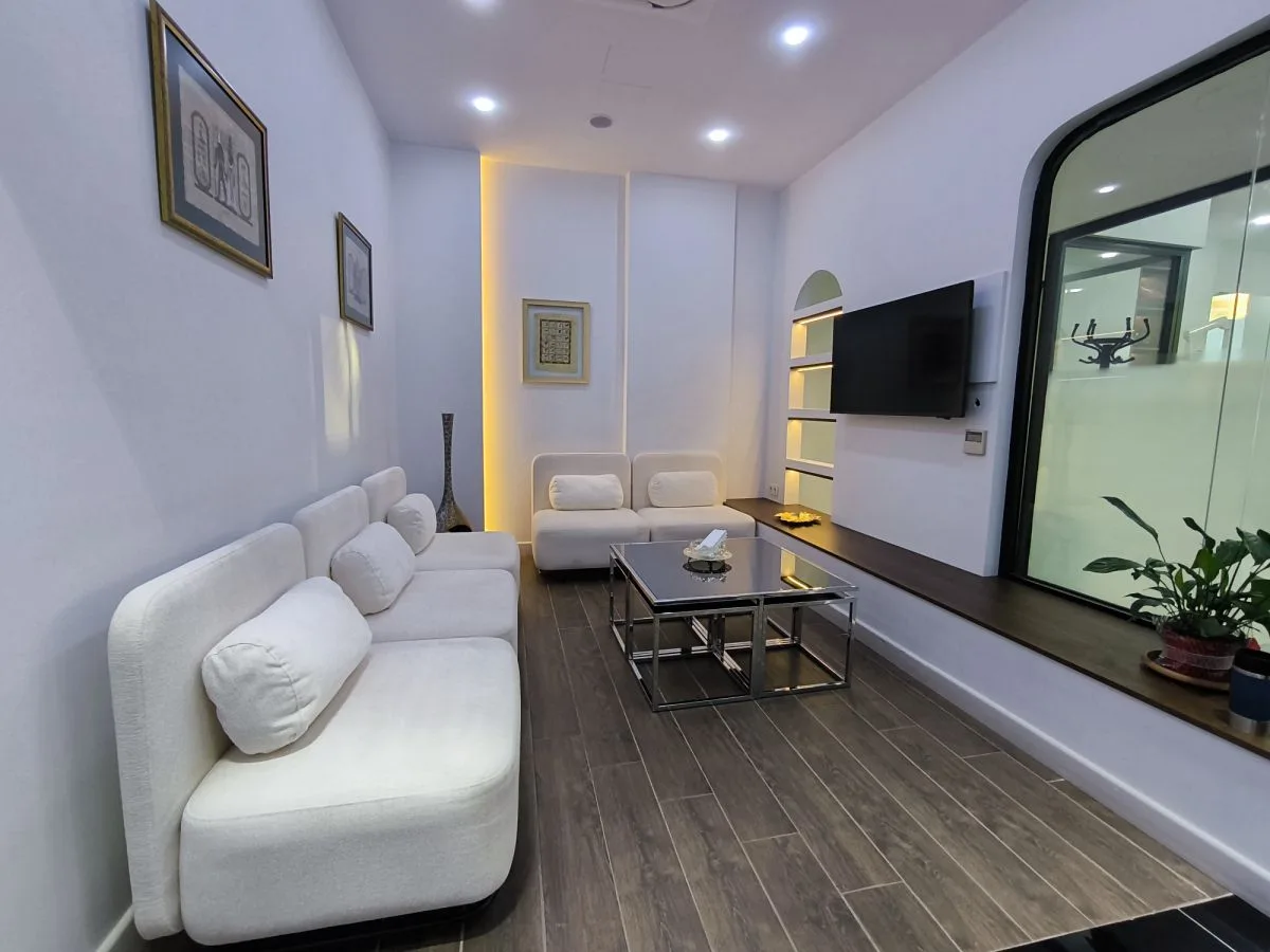 Sakarya Adapazarı merkezdeki kliniğimizin üst katında yer alan, mahremiyete ve konfora önem veren hastalarımız için özel olarak tasarlanmış sessiz VIP bekleme ve dinlenme salonu.