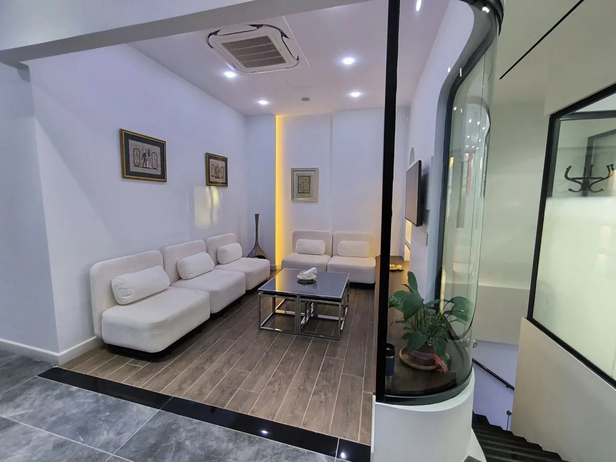 Sakarya Adapazarı'ndaki kliniğimizin üst katında, hastalarımızın bekleme süresini ev konforunda geçirmesi için iklimlendirme (klima) ve TV ünitesi ile donatılmış ferah dinlenme alanı.