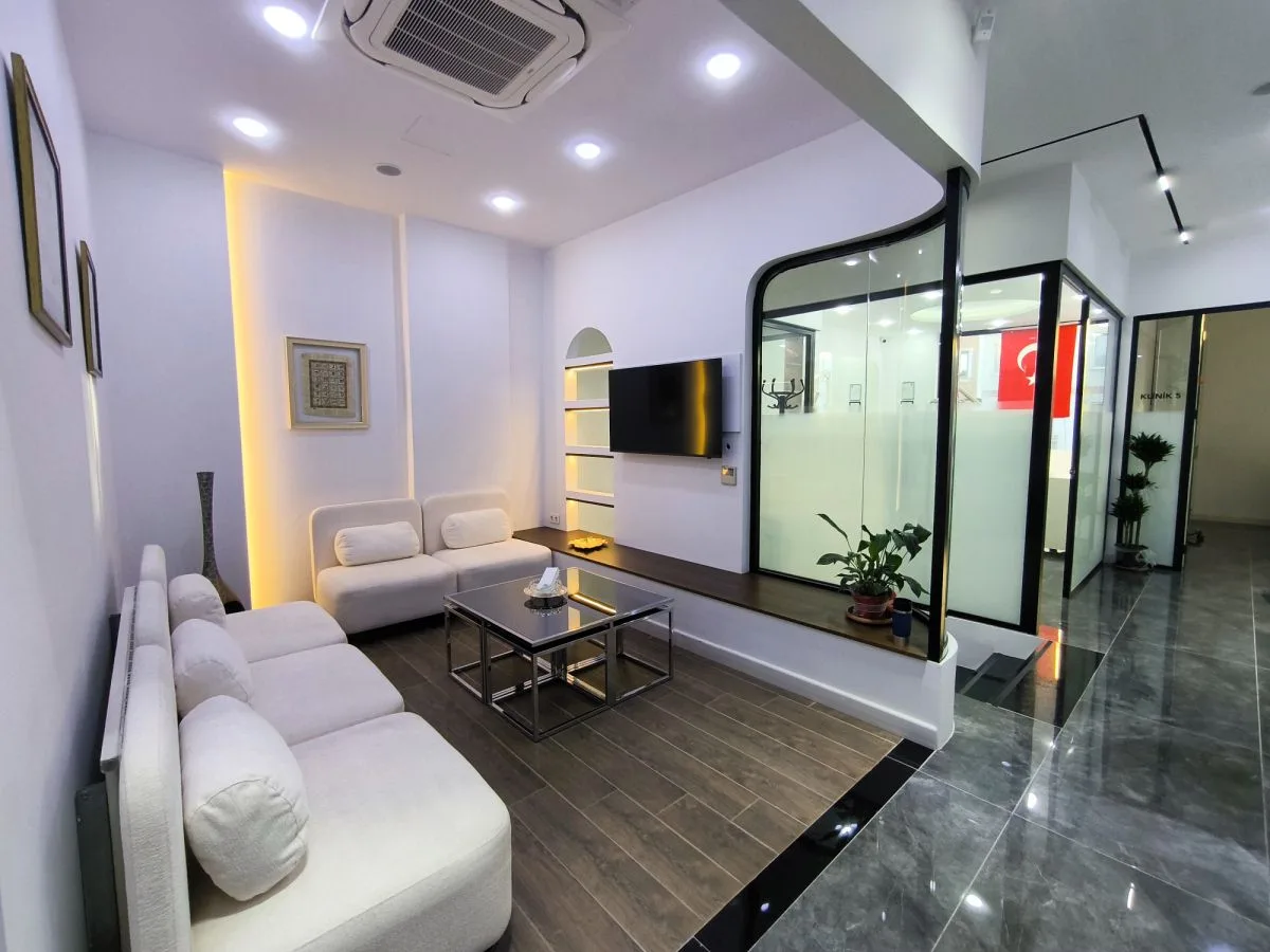 Sakarya Adapazarı merkezdeki kliniğimizde, hastalarımızın sıkışıklık hissetmeden rahatça vakit geçirebileceği, modern mimariyle tasarlanmış geniş ve aydınlık bekleme salonu.