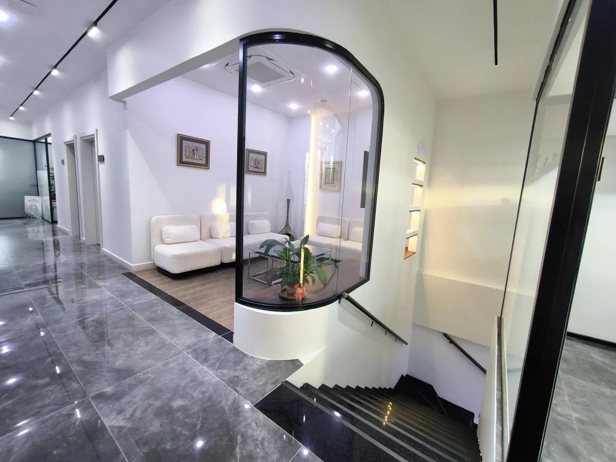 Sakarya Adapazarı merkezdeki kliniğimizin, hem işlevselliği (ergonomi) hem de görsel estetiği birleştiren, hastalarımıza güven ve huzur veren modern iç mekan mimari tasarımı.