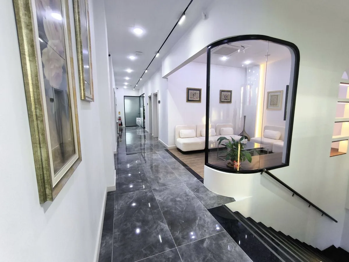 Sakarya Adapazarı merkezdeki kliniğimizin üst katında, özel aydınlatma sistemleri ve geniş koridorlarla hastalarımıza ferah ve basık olmayan bir tedavi ortamı sunan iç mimari.