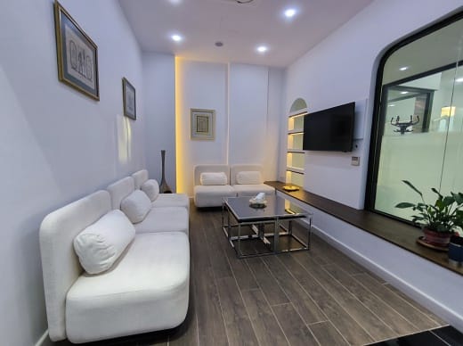 Elbirlik Diş Kliniği 2. kat hasta bekleme salonu, konforlu oturma alanları ve çocuk oyun alanı.