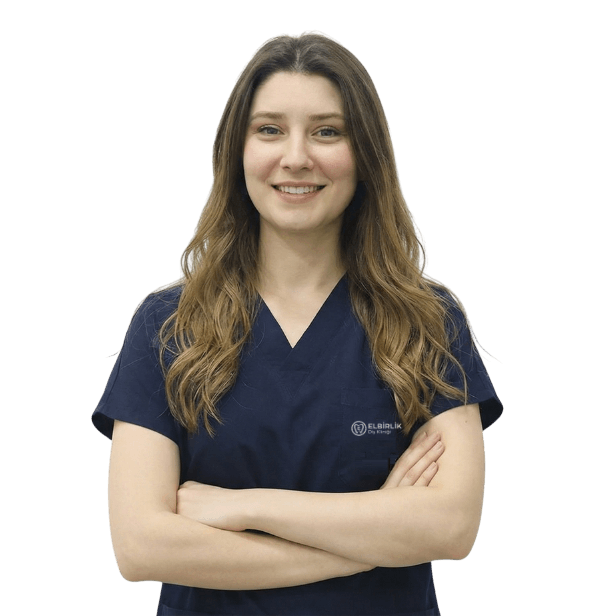 Sakarya Elbirlik Diş Polikliniği'nin dinamik hekim kadrosunda yer alan, estetik diş hekimliği ve genel tedavilerde hassas yaklaşımıyla (naif el) hastaların güvenini kazanan Diş Hekimi Ezgi Aydın.