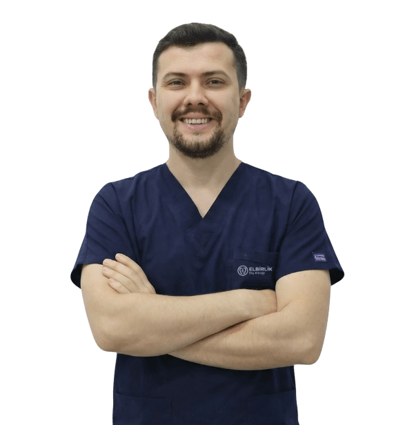 Sakarya Elbirlik Diş Polikliniği'nde, çocuk hastaların (0-14 yaş) diş tedavilerini korkusuz bir oyun havasında gerçekleştiren ve koruyucu hekimlik uygulamaları yapan Çocuk Diş Hekimi Dt. Muhammet Ali Bayrak.