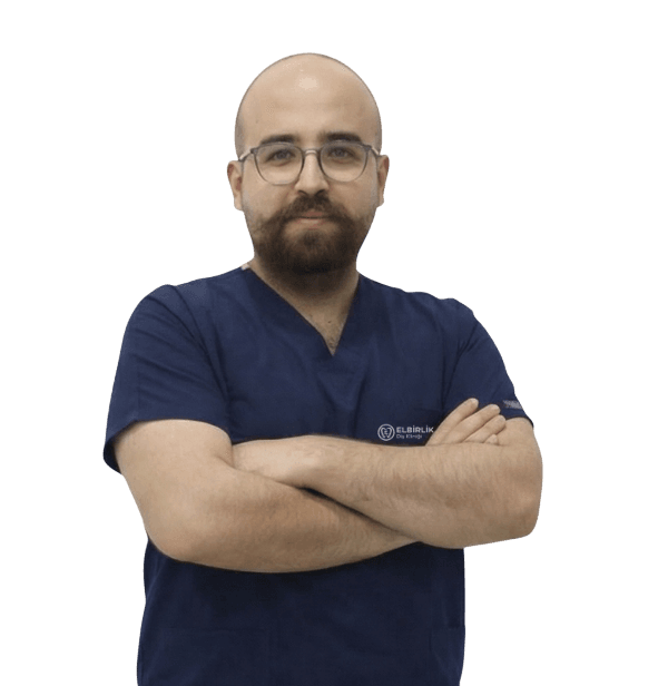 Sakarya Elbirlik Diş Polikliniği'nin deneyimli hekim kadrosunda yer alan, güncel diş hekimliği tedavilerini başarıyla uygulayan Diş Hekimi Yusuf İslam Köroğlu.