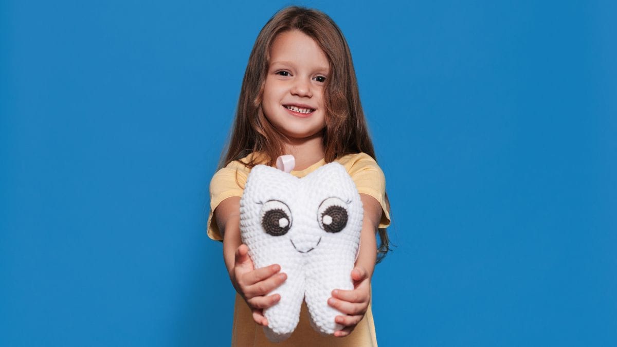 Sakarya çocuk diş hekimliği (pedodonti) kliniğinde süt dişi değişimi sürecini ve ağız hijyeni kurallarını öğrenen mutlu bir kız çocuğu