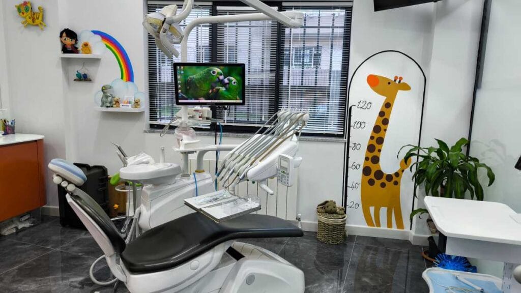 Sakarya Elbirlik Diş Kliniği çocuk diş hekimliği muayene odası, renkli dişçi koltuğu ve çocuklar için özel tasarlanmış ferah klinik ortamı.