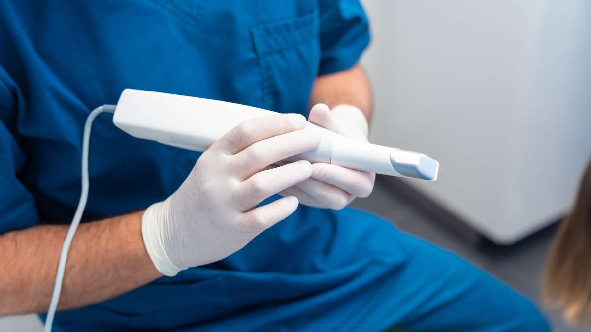 Sakarya diş kliniğinde konforlu ve hızlı 3D ağız içi tarayıcı ile dijital ölçü alma işlemi