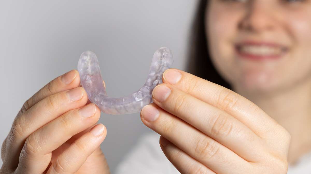 Sakarya diş kliniğinde bruksizm ve çene eklemi rahatsızlıkları için hazırlanan şeffaf gece plağı splint