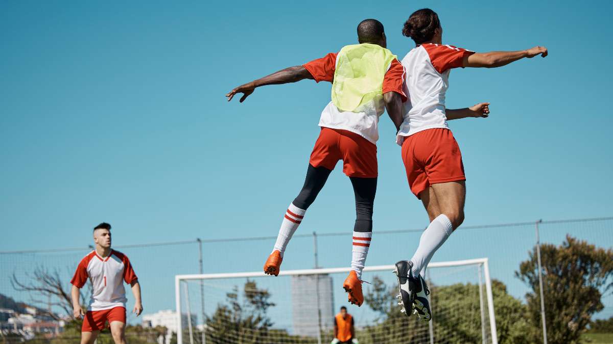 Sakarya'da futbol maçı sırasında hava topu mücadelesine çıkan ve çarpışma riski taşıyan sporcular; sporcu dişliği kullanımının önemi