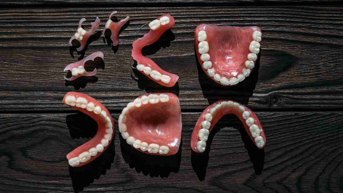 Sakarya diş kliniğinde uygulanan, eksik diş sayısına göre tasarlanmış tam damak (total) ve kancalı/hassas tutuculu yarım damak (parsiyel) protez çeşitleri