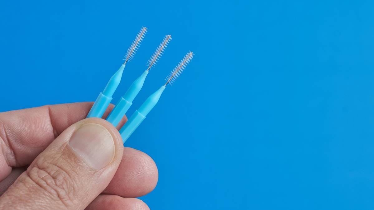 İmplant çevresi enfeksiyonları (peri-implantitis) önlemek ve ağız hijyenini sağlamak için tasarlanmış özel arayüz fırçaları