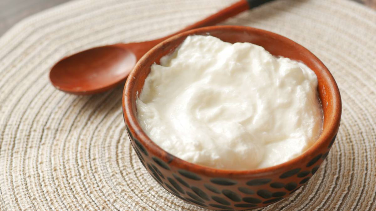 Dental implant operasyonu sonrasında dikişleri ve yara yerini korumak amacıyla tüketilmesi önerilen yoğurt gibi yumuşak, tanesiz ve ılık gıdalar