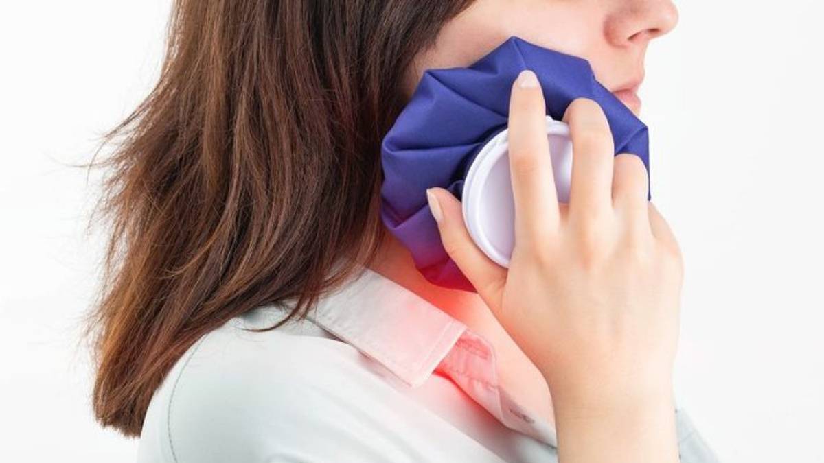 Sakarya diş kliniğinde implant tedavisi sonrası ödem ve şişliği önlemek için yanak bölgesine uygulanan doğru buz kompresi (soğuk pres) yöntemi