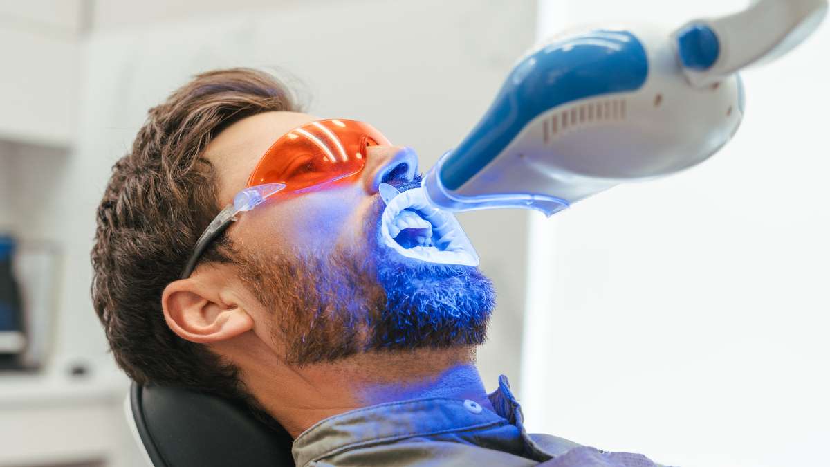 Sakarya diş kliniğinde mavi ışık teknolojisi ile ofis tipi diş beyazlatma işlemi