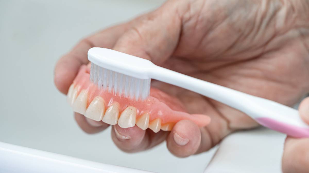 Sakarya diş kliniğinde protez diş temizliği ve bakımı hakkında bilgilendirme