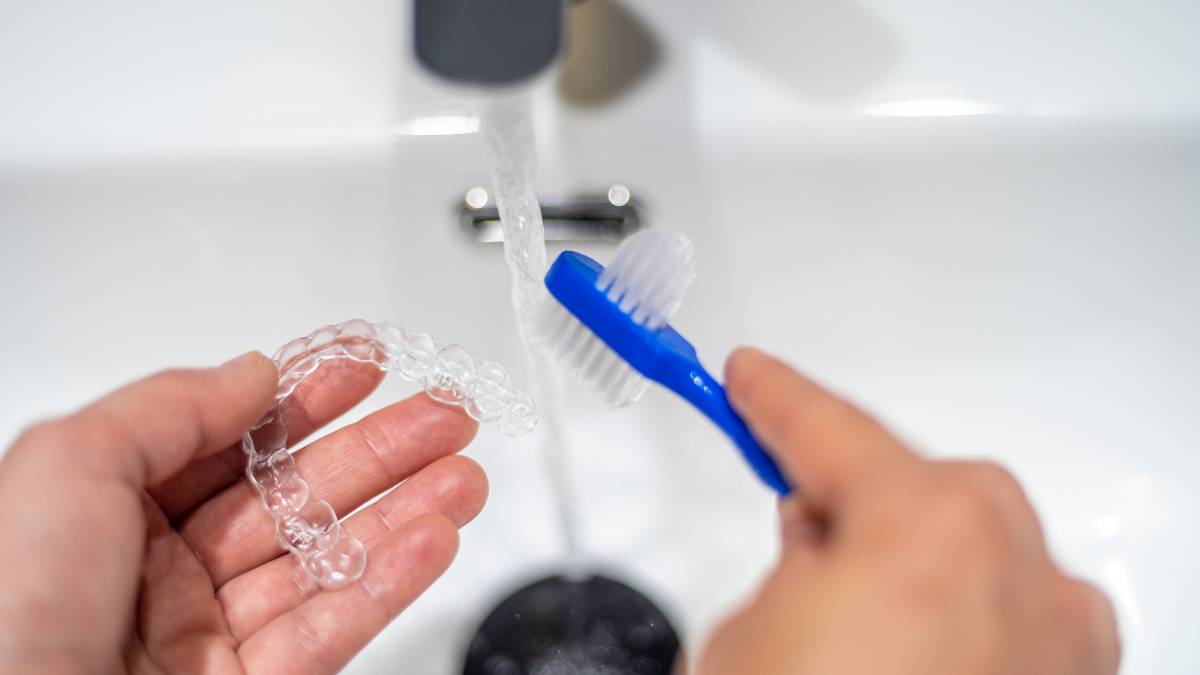 Sakarya ortodonti kliniği hastasının şeffaf plağı fırça ve su yardımıyla temizleme yöntemi