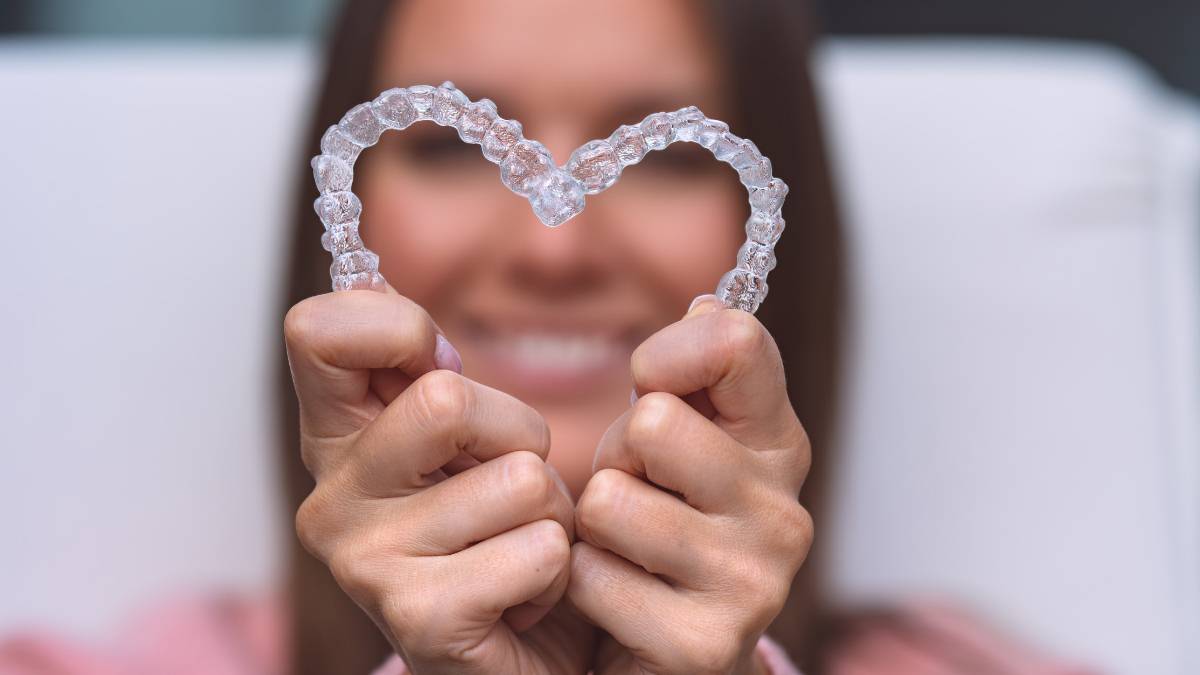 Sakarya ortodonti kliniğinde şeffaf plak (telsiz tedavi) süreci tamamlanmış, estetik ve doğal diş dizilimiyle özgüvenle gülümseyen yetişkin kadın