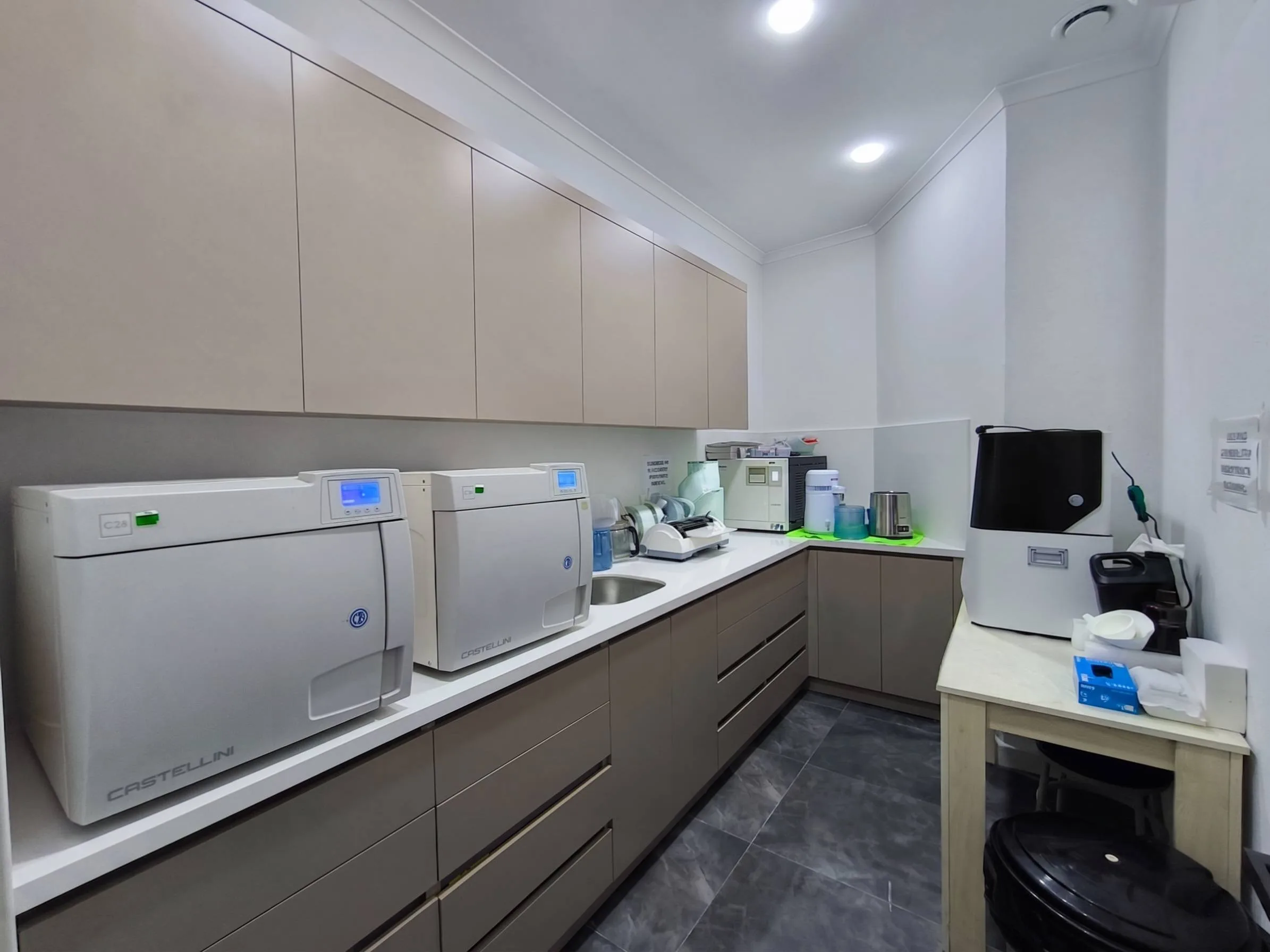 Sakarya Adapazarı merkezdeki kliniğimizde, tedavi aletlerinin bakteri ve virüslerden %100 arındırılmasını sağlayan, Avrupa standartlarına uygun yüksek basınçlı buhar (otoklav) sterilizasyon cihazlarımız.