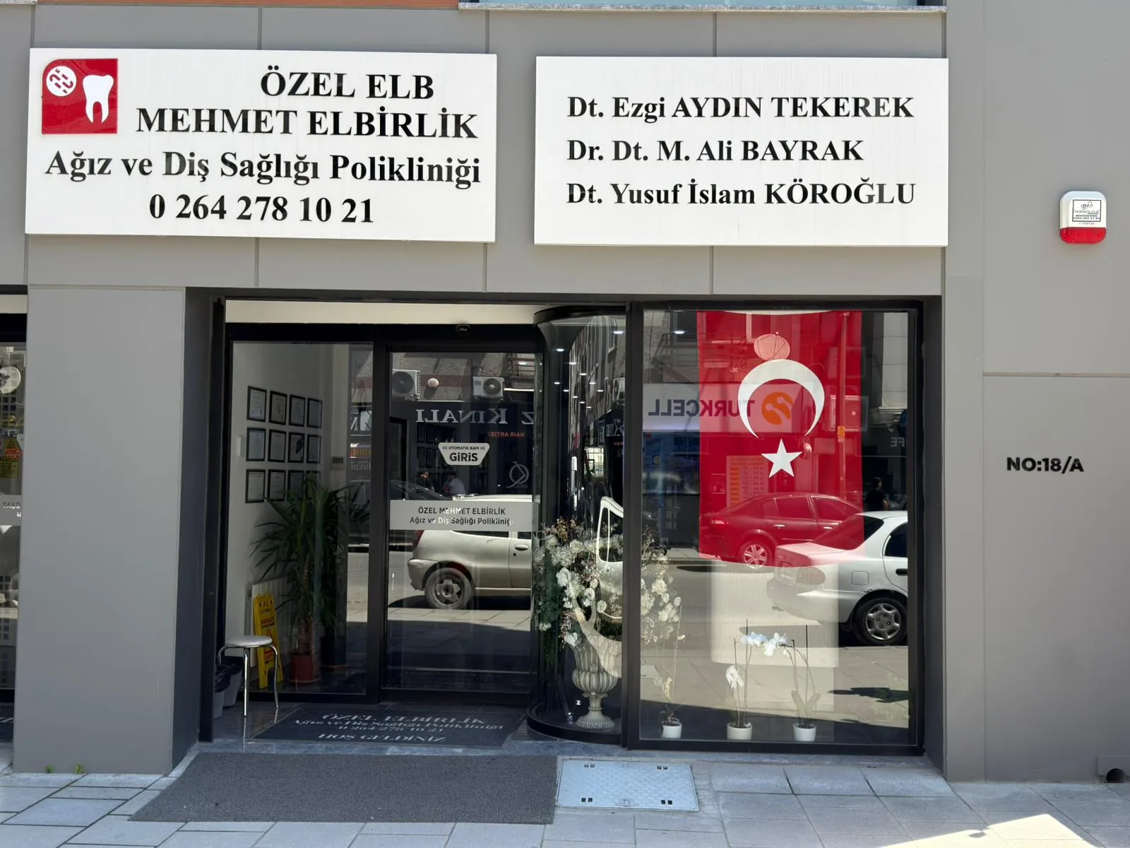 Sakarya Adapazarı merkezde bulunan, Serdivan ve çevre ilçelere hizmet veren Elbirlik Diş Polikliniği'nin dış cephesi ve giriş alanı.