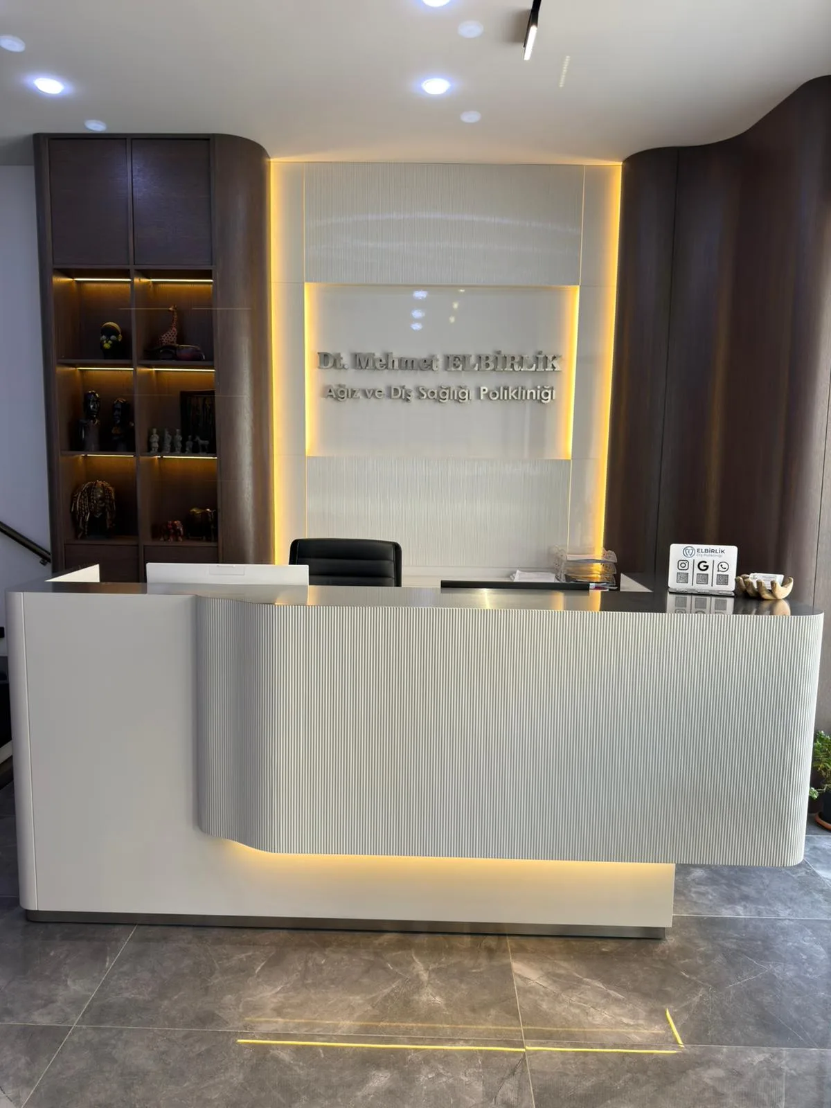 Sakarya Adapazarı merkezdeki kliniğimizin girişinde yer alan, Serdivan ve çevre bölgelerden diş tedavileri için gelen hastalarımızı karşıladığımız modern kayıt ve danışma masası.