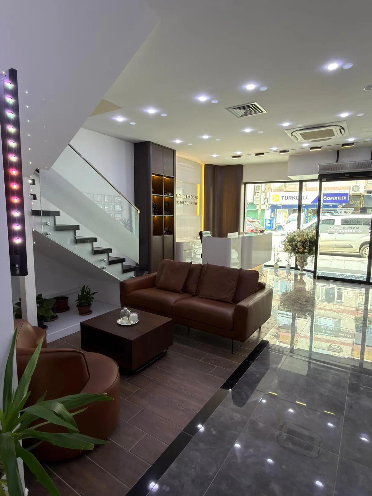 Sakarya Adapazarı'ndaki kliniğimizde, hastalarımızın konforu ve hijyeni ön planda tutularak tasarlanmış, ferah ve modern bekleme salonu.